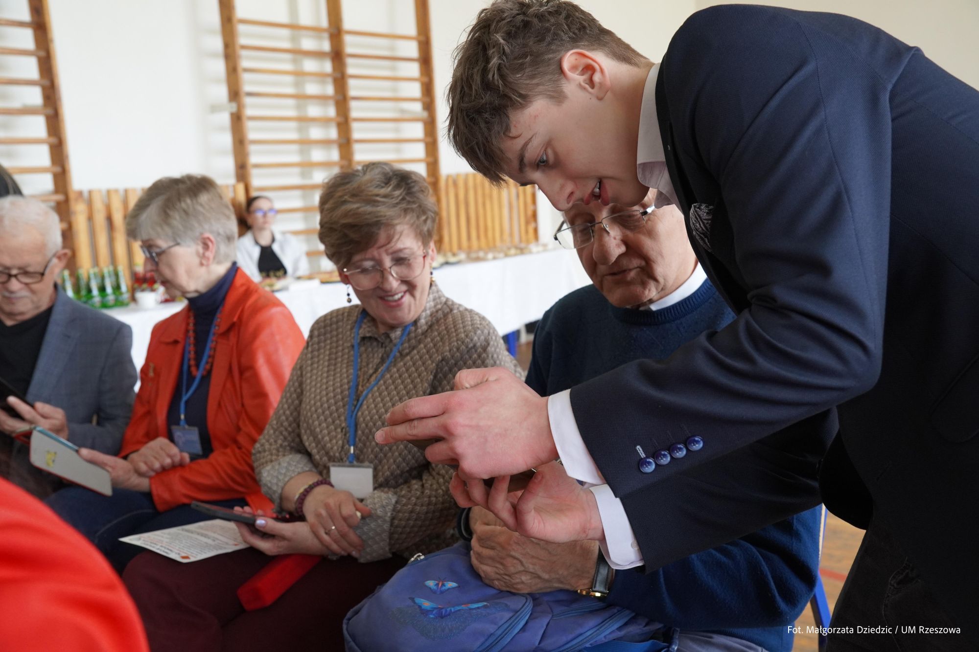 aktualność: Rzeszowscy licealiści tworzą chatbota dla seniorów. Projekt wspiera Asseco Poland i Urząd Miasta Rzeszowa